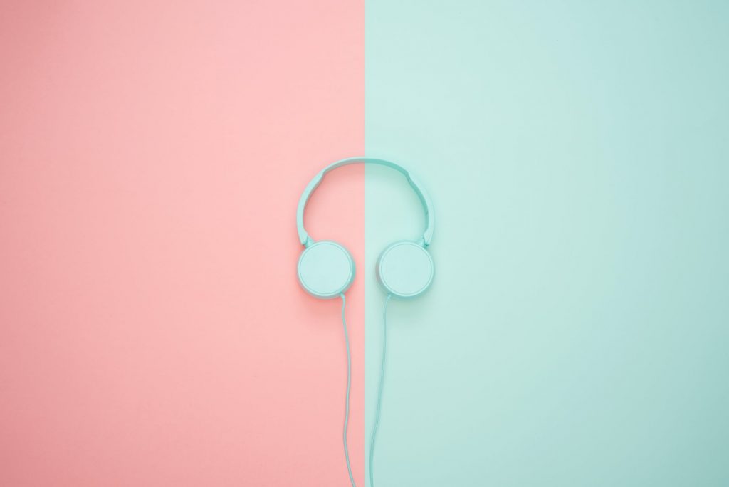 Casque audio sur fond rose et bleu